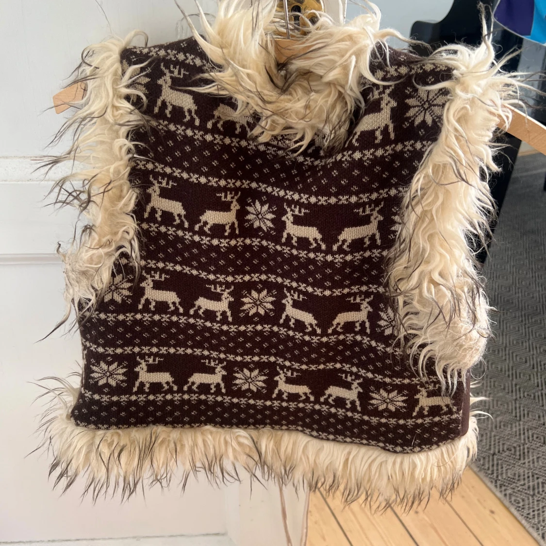 Brun pälsväst med mönster  - 1