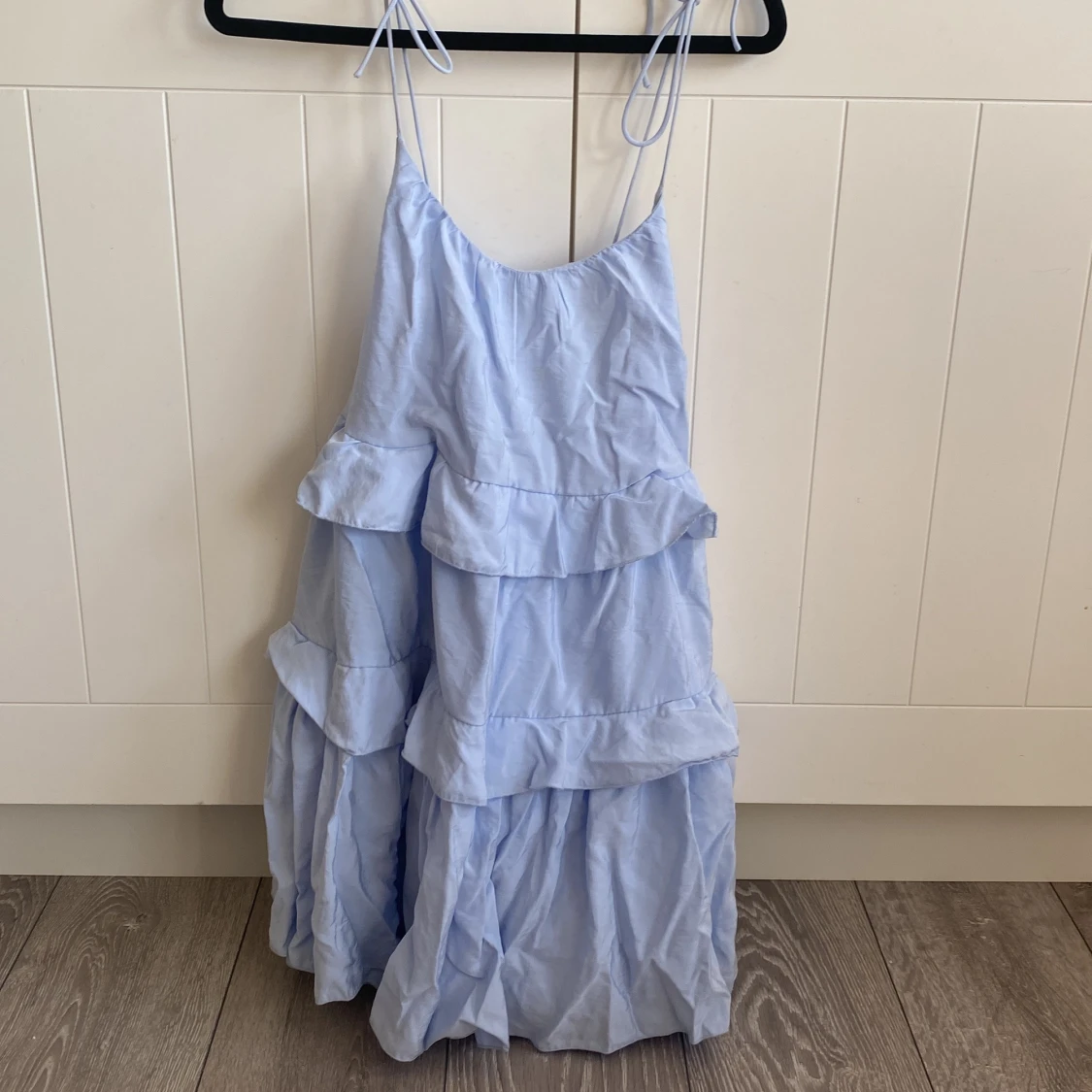 Ljusblå volangklänning med knyt