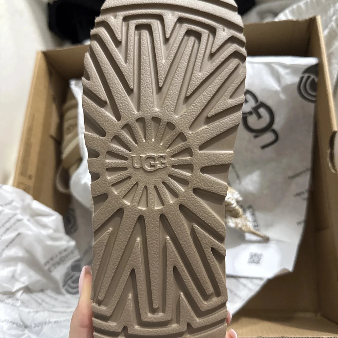 Beige sneakers från UGG med fårull - 3