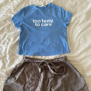 T-shirt och beige shorts - Jag säljer båda för priset.