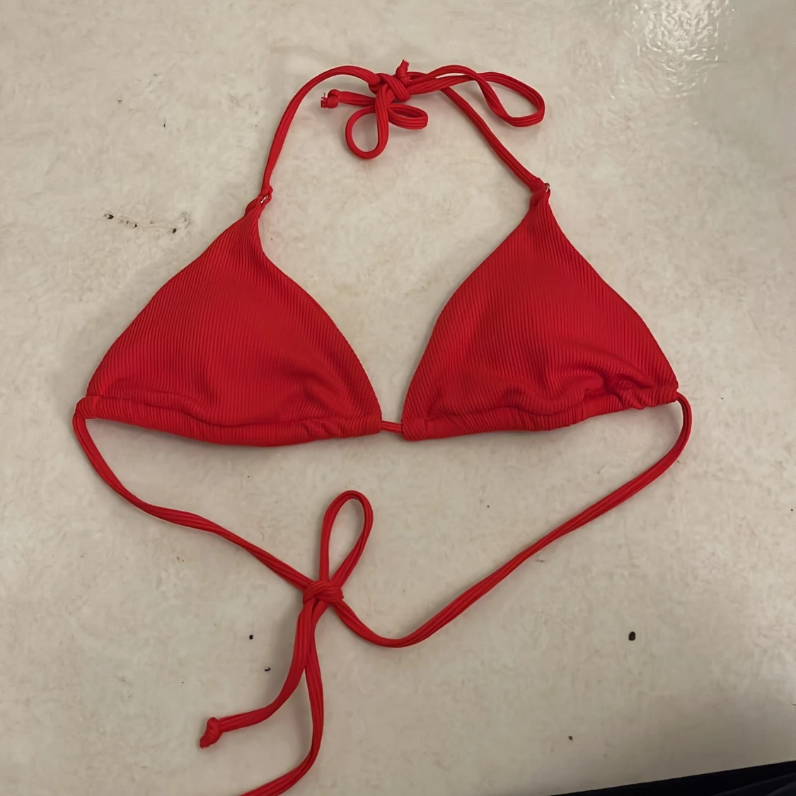 Röd ribbad bikini med knyt - 2