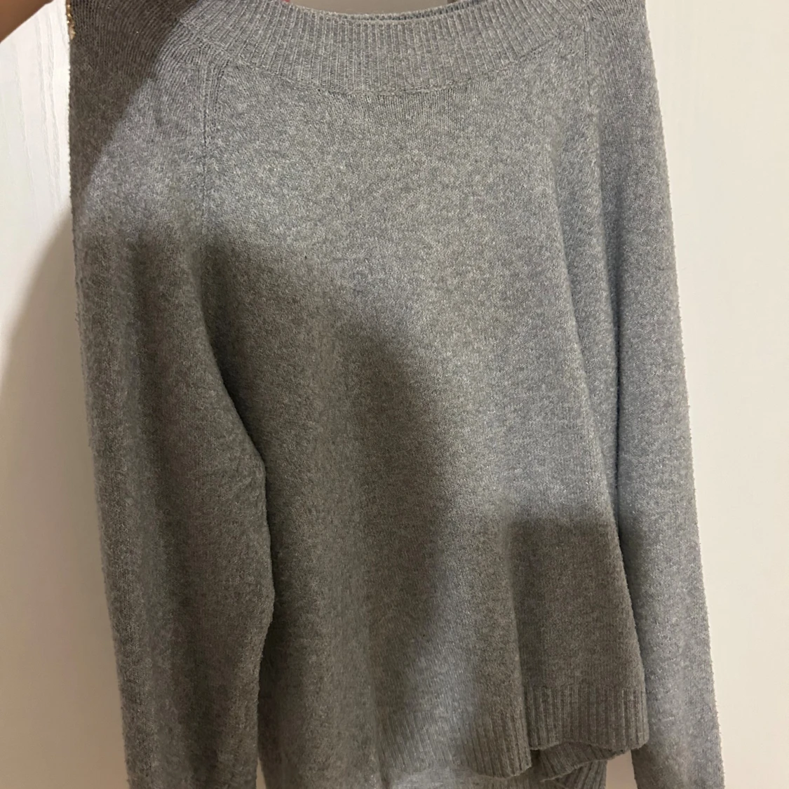 Grå stickad tröja