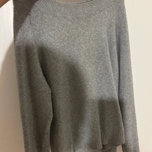 Grå stickad tröja  - Använd fåtal gånger