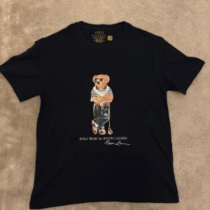 Mörkblå Polo Bear t-shirt från Ralph Lauren - Mörkblå T-shirt från ralph lauren, helt i nyskick! Skriv vid funderingar :)