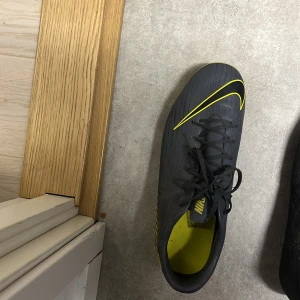 Fotbollsskor  - Alla i toppvariant. Skicka förslag på pris så kan det diskuteras. Storlekarna är från vänster:46,45,42,40. Alla kan tvättas rena innan försäljning. Alla är i bra skick!