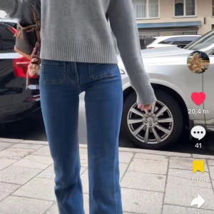 Blå bootcut jeans med fickor fram - Snygga blå jeans med bootcut-modell och höga fickor framtill. Byxorna har hög midja och raka ben med lätt utsvängning nertill. Klassisk jeanslook med markerade sömmar och en cool, tidlös vibe. Perfekta för dig som gillar en trendig men avslappnad stil.