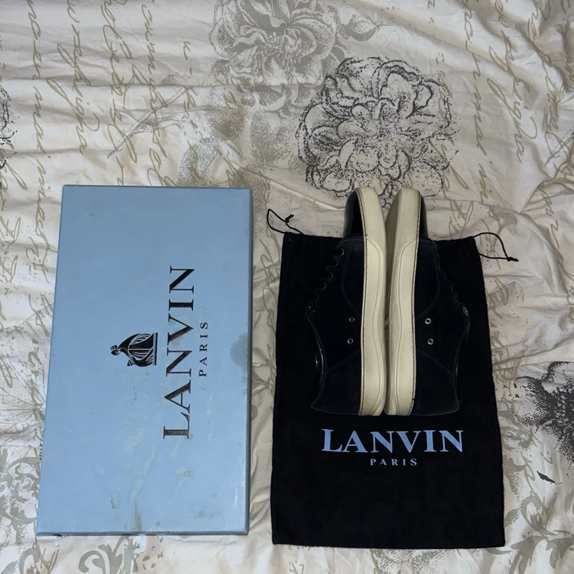Mörkblå sneakers från Lanvin med lackdetalj - 1
