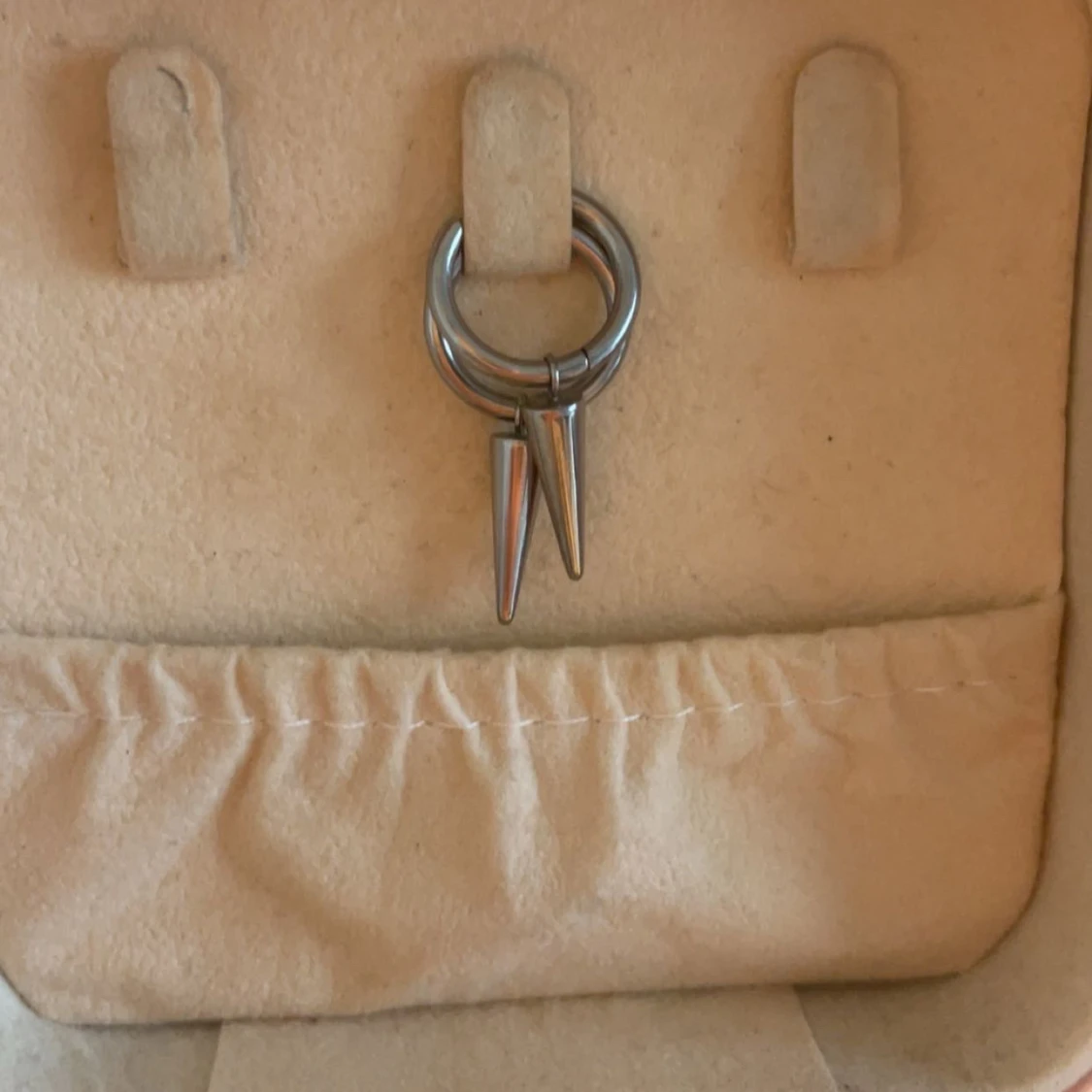 Silverörhängen med spikes