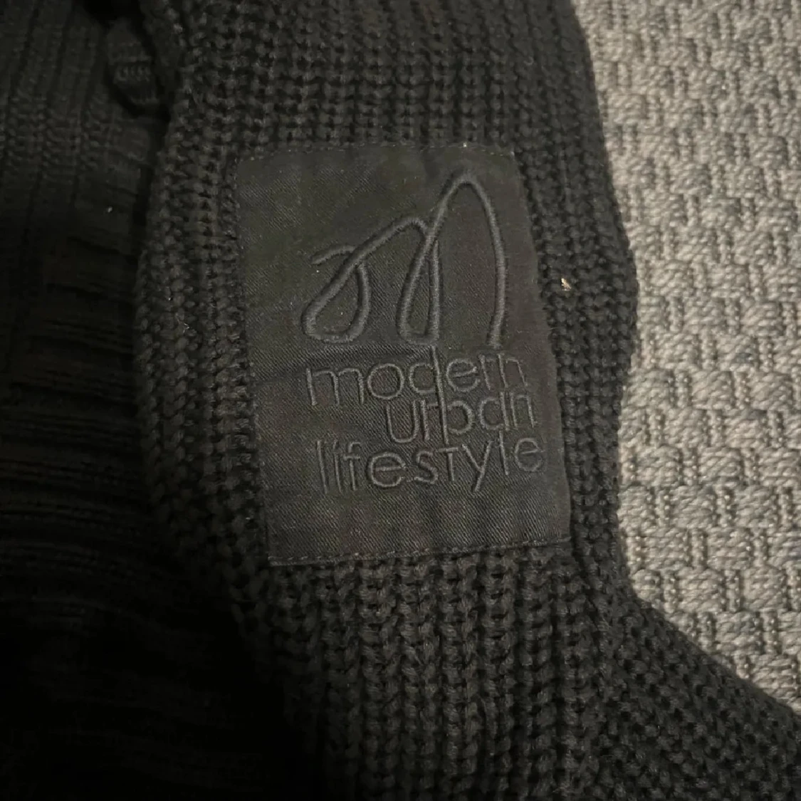 Svart stickad kofta från Mouli M - 1