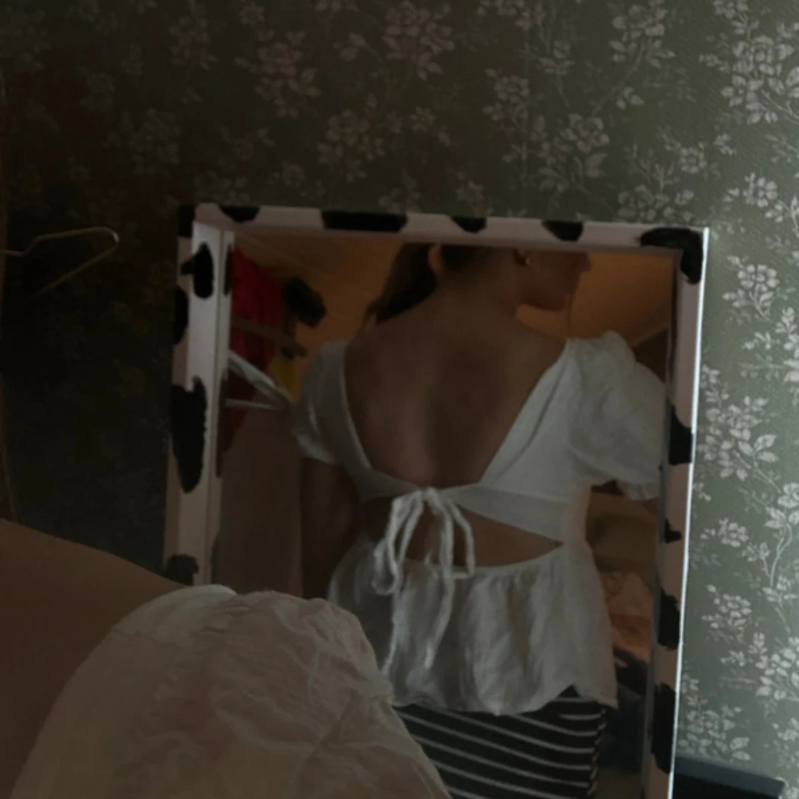 Vit blus med puffärm och knyt i ryggen - 1