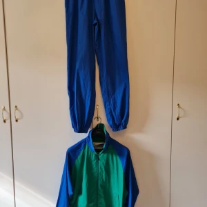 Sport set från Sportoma strl M - Retro sport set från Sportoma i blått och grönt med dragkedja framtill. Storlek M.