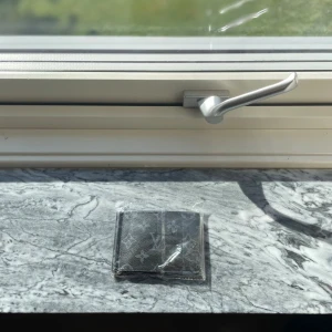 Louis Vuitton svart plånbok i skinn - Snygg svart plånbok från Louis Vuitton i skinn med klassiskt monogrammönster i grått. Praktisk och stilren design med plats för kort och sedlar. Perfekt accessoar för dig som vill ha något både lyxigt och funktionellt.