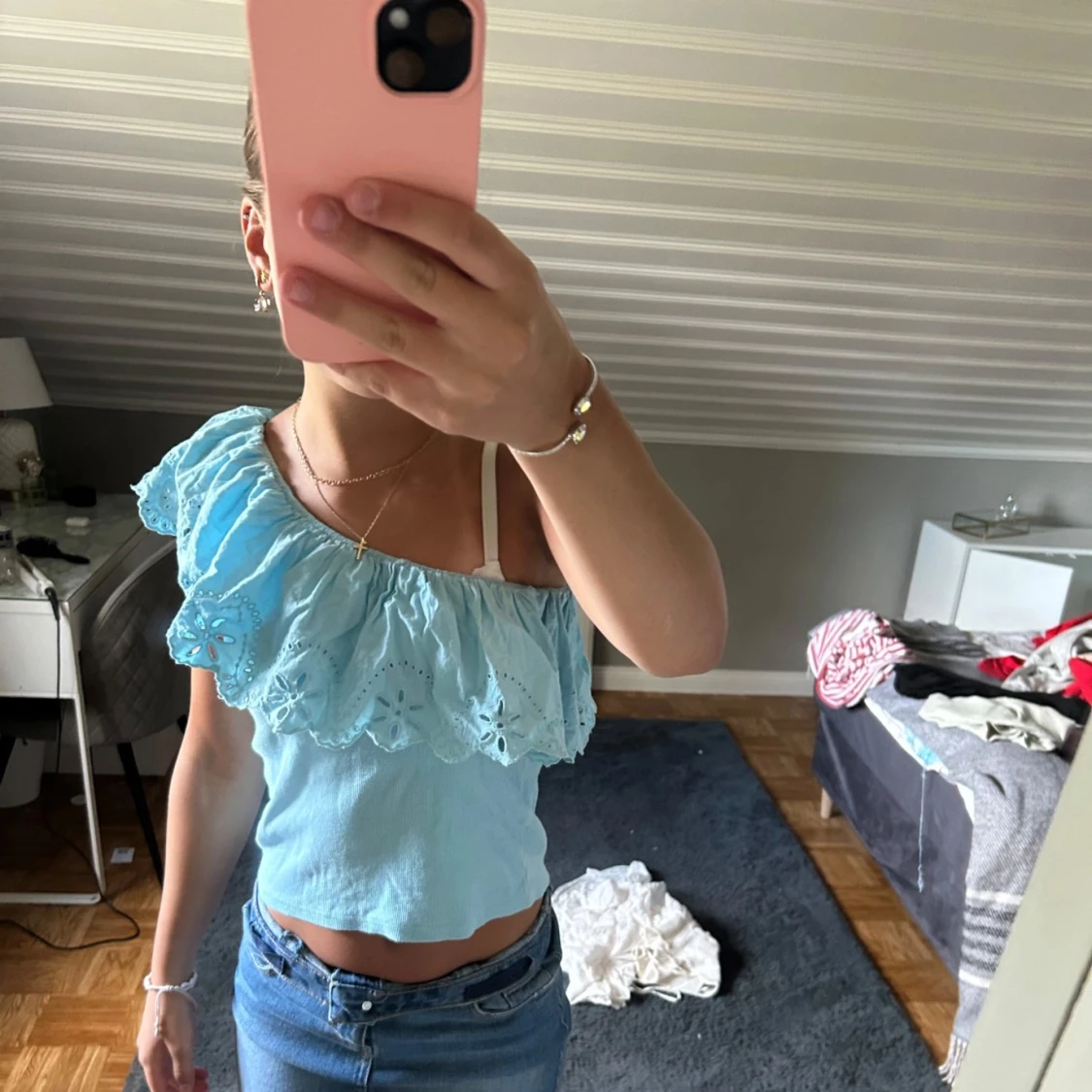 Ljusblå offshoulder blus med volang - 1