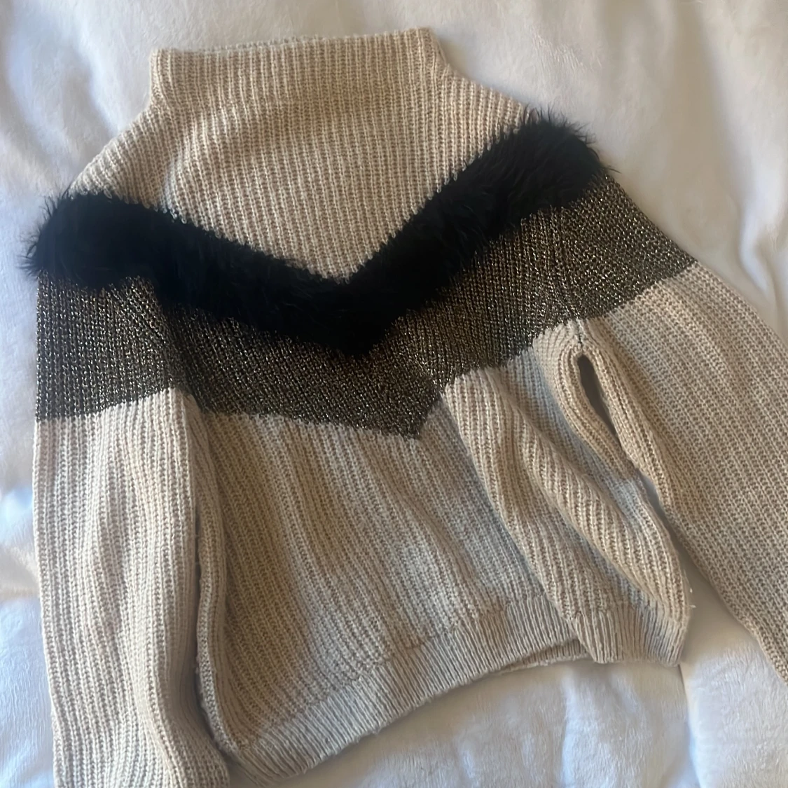 Beige stickad tröja med pälsdetalj - 1