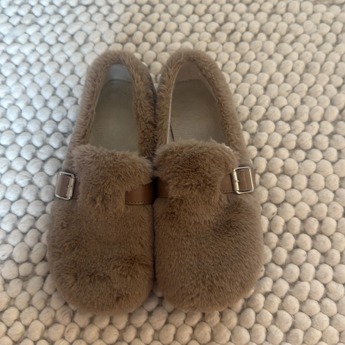 Bruna fluffiga loafers med spänne