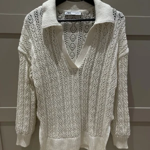 Vit stickad tröja från Zara - Vit stickad tröja från Zara, storleken är XS-S