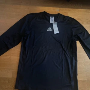 Svart långärmad tröja från Adidas XL - Helt oanvänd och väldigt bra om du löper/gymmar mycket. Pris kan diskuteras 