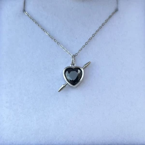 Maria Nilsdotter inspirerat halsband - Aldrig använd, silverpläterad och tillverkad av rostfritt stål. Kedjans längd 40+5 cm och nickelfri. Om du har fler frågor, tveka inte att höra av dig 🤗
