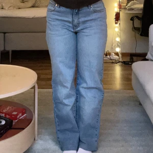 Blå raka jeans från Abrand  - Snygga blå jeans från Abrand med rak passform och klassisk femficksdesign. Jeansen har medelhög midja och stretchiga material. Uppsydda för mig som är 158 cm, innerbenslängd 71 cm. Säljer då jag har två par likadana🥰