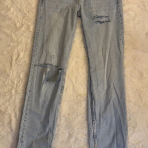 Låg midjade jeans - Ett par ljusblåa jeans med låg midja och lite mer baggy i stilen! Slitningarna på jeansen har jag gjort själv och ser jätte fint ut på! Jeansen är tyvärr för små för mig så har inga bilder på, men dom är från Gina och sitter lågt i midjan och rak i benen! 