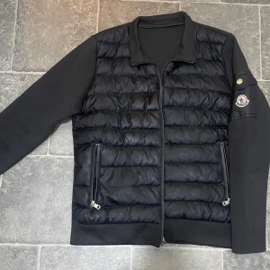 Moncler cardigan  - Jag vill sälja den för att köpa en annan jacka 