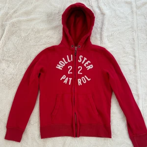 Hollister zip - En zip från Hollister i storlek M (HERR). Tröjan bedöms vara i mycket fint/oanvänt skick. Jag skickar ditt köp inom 24h. Se liknande zip i min profil! 
