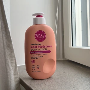 EOS Shea Better 24H Body Lotion Pink Champagne - EOS Shea Better 24H Moisture Body Lotion i doften Pink Champagne. Stor pumpflaska på 473 ml i ljusrosa plast med vit och rosa pump. Innehåller sheasmör, sheaolja och sju vårdande oljor och butters. Köpte denna i Usa för 1 vecka sen. Men Har tre till så säljer en då jag har tillräckligt.🩷 Den luktar verkligen super gott och den känns sp skön på huden.🫧 Den är helt oöppnad men har en till i samma doft!