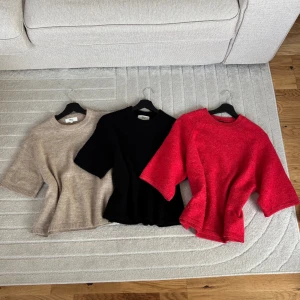 Stickade tröjor från Gina Tricot (3-pack) - Tröjorna har varit väl omhändertagna och är i mycket bra skick. Det finns inga tecken på användning. Alla tröjor ingår i priset.