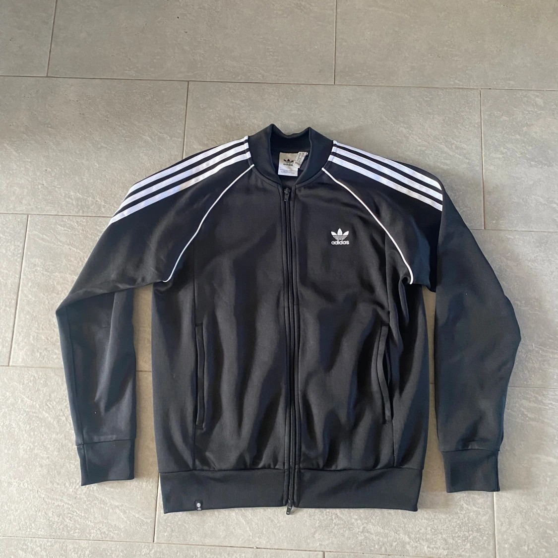 Svart Adidas track jacket med vita ränder