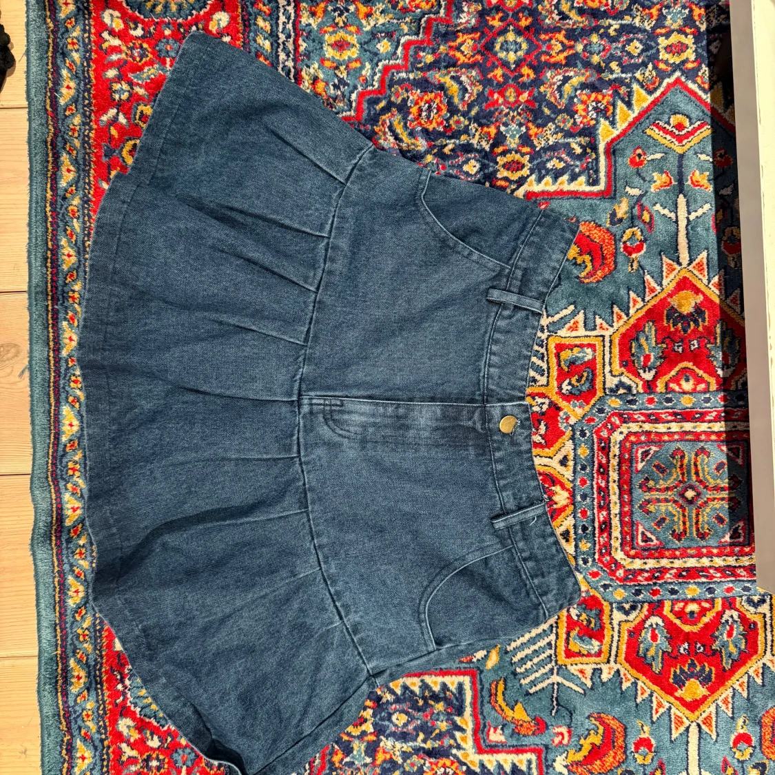 Blå jeanskjol med volang