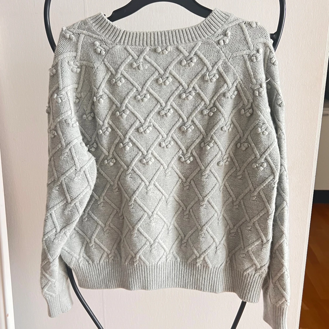 Ljusgrå stickad tröja med strukturmönster - 2