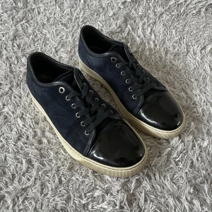 Lanvins - Säljer ett par sköna Lanvins! | Mycket fint skick förekommer något mindre tecken på användning lite på mockan! | Size UK 7 vilket motsvarar 41 men passar större omkring 42, innersulan är 28cm. | Ställ gärna frågor innan du köper!