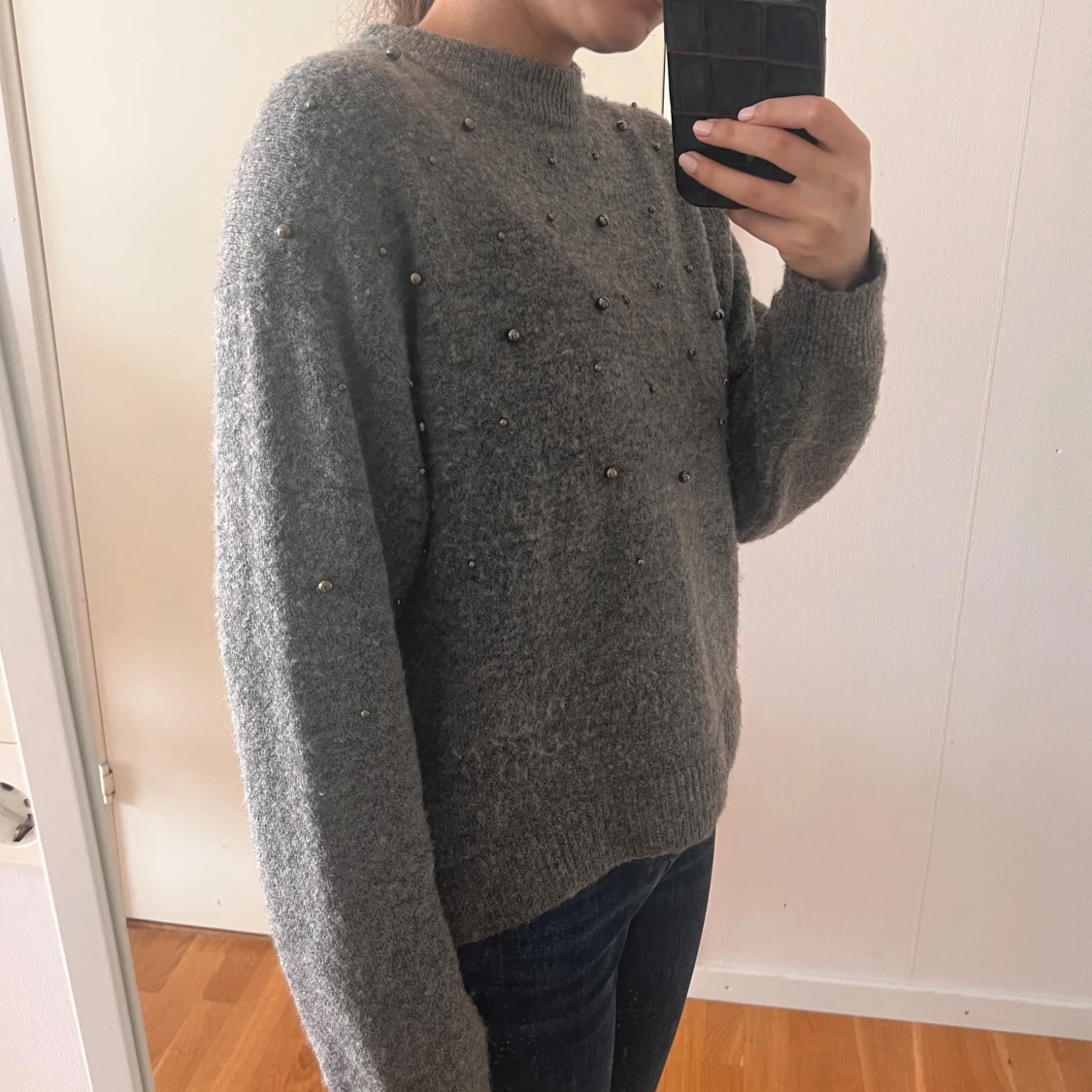 Grå stickad tröja med pärlor - 1
