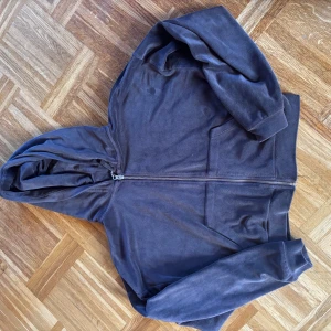 Mörkgrå hoodie från Bik Bok - Mysig mörkgrå hoodie från Bik Bok i mjuk fleece. Tröjan har dragkedja framtill, huva och långa ärmar. Perfekt för chill dagar eller när du vill vara extra bekväm. Snygg och enkel att matcha med det mesta.