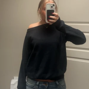 Svart off-shoulder tröja - Super mysig svart off-shoulder tröja som är perfekt till hösten. Tröjan är från even&odd och är knappt använd. Tröjan ör bara använd bara ett fåtal gånger och har inga tecken på användning💞