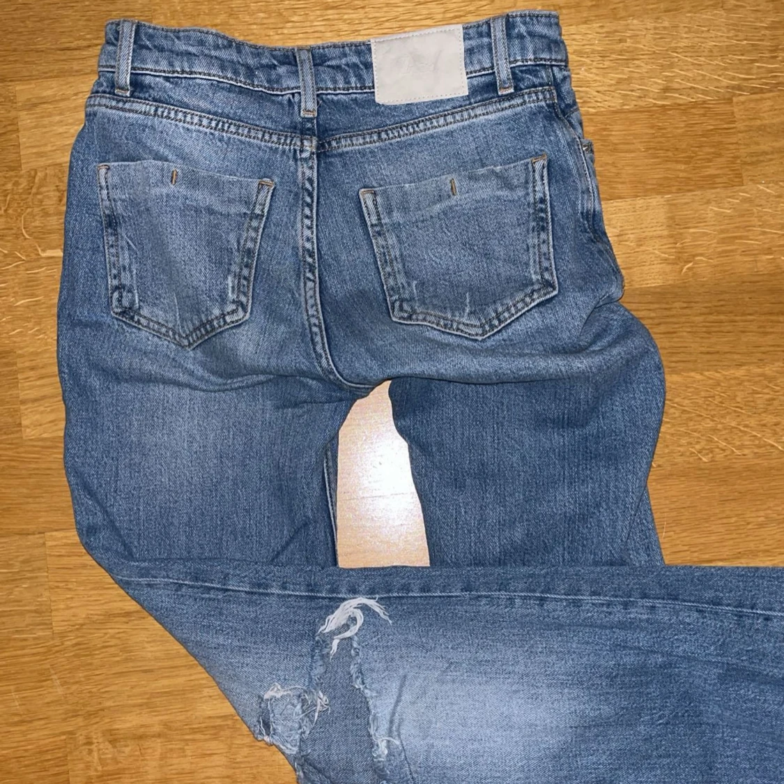  ljusblå slitna jeans från Zara  - 2