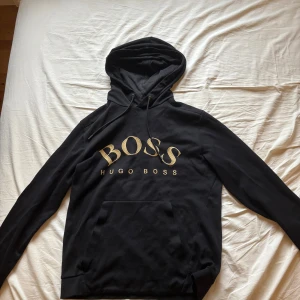Hugo Boss hoodie - Tja, jag säljer min Hugo boss hoodie som har blivit för liten. As snygg och i fint skick, hoodien har slutats göra så den är hyfsat sällsynt. Hör av dig vid frågor