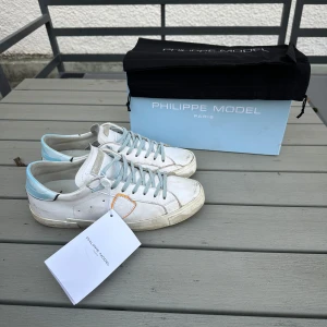 Philippe Model skor - Säljer ett par väldigt sällsynta Philippe Model skor! Med texten ”phillipemodell” under skon. De har en liten defekt som ni kan se på sista bilden! Men annars är de hur fina och fräscha som helst! Box och dustbags och tags följs med!