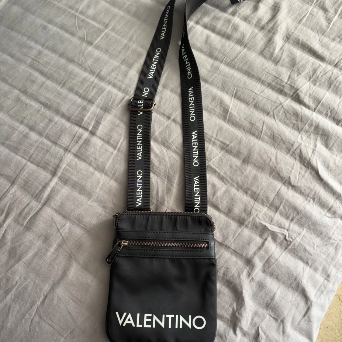 Svart axelväska från Valentino