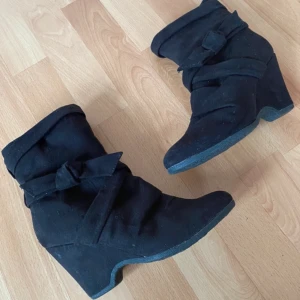 Svarta kilklackar  - Söta kilklackar i svart mocka!  Går inte att köpa i butik. De är i storlek 36 men passar mig som har storlek 37. De är lite varmare och passar perfekt till höst/vinter.