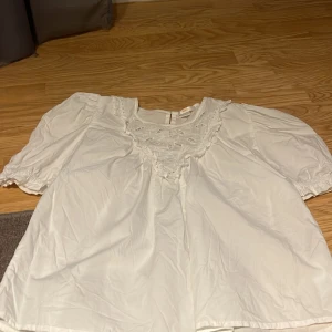 Vit blus st xs - Jättefin vit blus från Gina Young! aldrig använd, broderi vid kragen men även lite på ärmarna! Säljer då den inte kommer till användning.