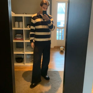 Stickad tröja från Zara - En fin och skön stickad tröja med ränder från Zara. Perfekt nu till hösten. Passar perfekt för någon som är mellan 180-185 cm. 