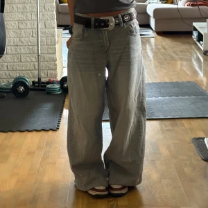 Baggy jeans Grå - Säljer ett par gråa jeans från Zara i storlek 32 men känns definitivt som 34. Jeansen är baggy och low waist. Använda några få gånger endast när dom var för långa för mig. 