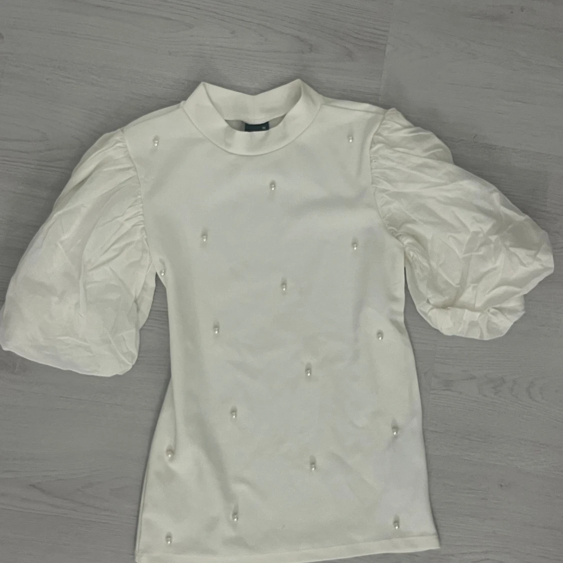 Vit blus med puffärmar och pärlor - 1