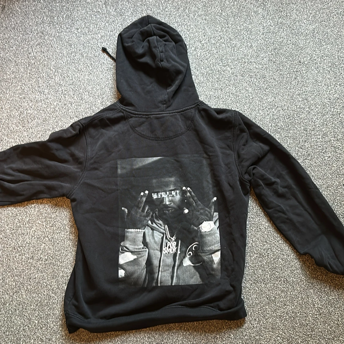 Svart hoodie med tryck på ryggen - 1