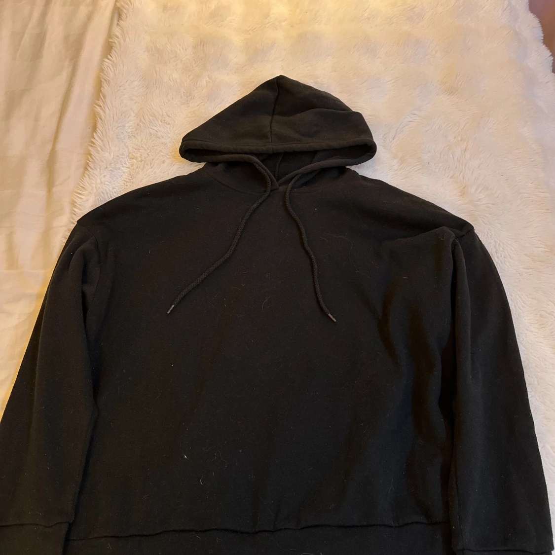 Svart hoodie med blå fjäril och text - 1