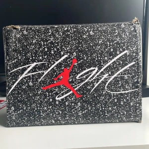 Air Jordan 4 Retro White Cement 43 - Säljer ett par Air Jordan 4 Retro Military Black i storlek 43 samt  kommer med kartong. Priset kan diskuteras vid snabb affär 🙌🏻