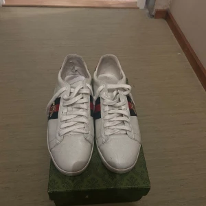 Gucci Ace vita sneakers med bi-detalj - Gucci skor