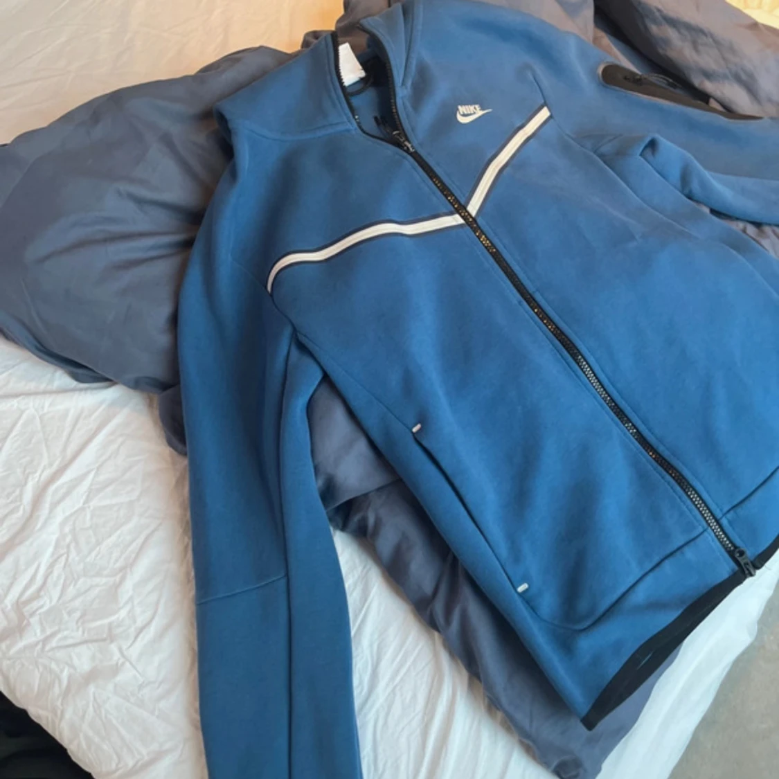 Blå Nike zip-hoodie med vit detalj - 2