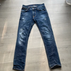 Nudie Jeans - Säljer nu ett par sjukt fräscha jeans från Nudie! Jeansen är i toppenskick, och inga defekter förekommer. Storlek 31/34, men sitter mer som 31/32. Hör av dig vid intresse! 💫